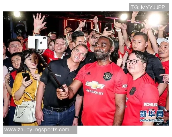 足球明星走进观众席与球迷亲密互动感受激情与热爱 足球明星走进观众席与球迷亲密互动感受激情与热爱